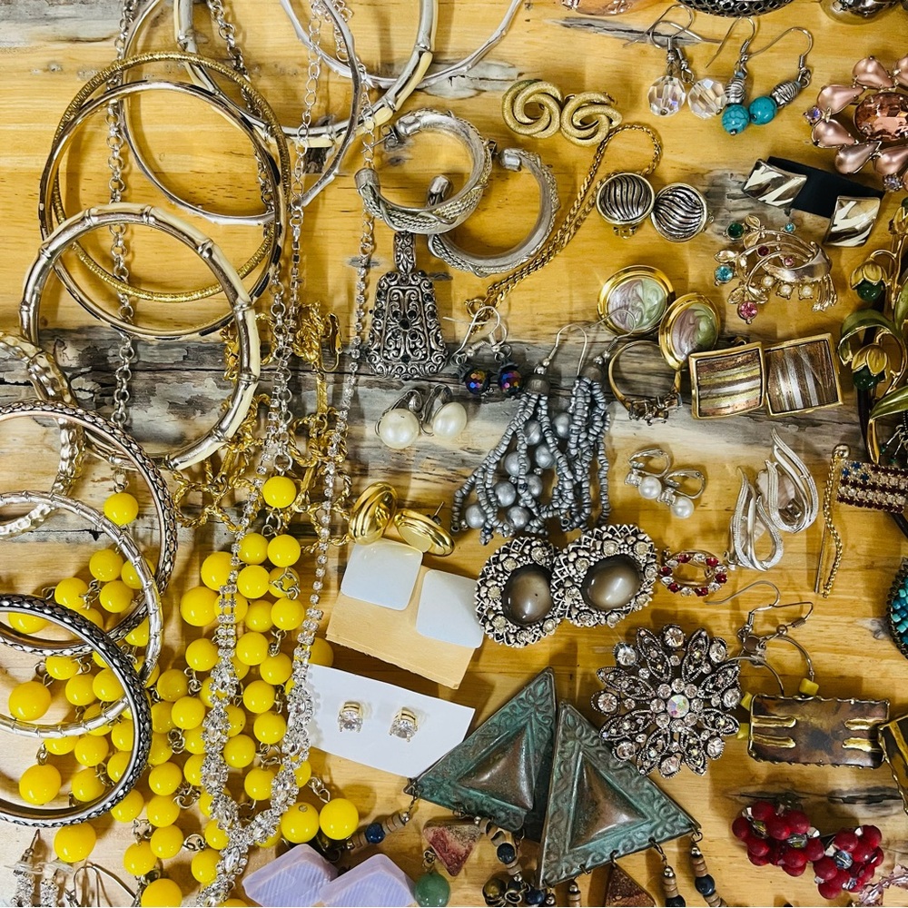Jewelry Costume Jewelry Necklaces Brooches Bracelets Mixed Lot of 82 Pieces - Picture 3 of 16